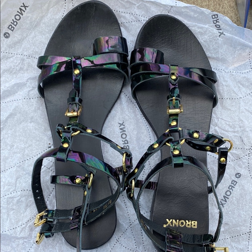 Bronx Black and Purple Strappy Sandals size 8
SAN-10